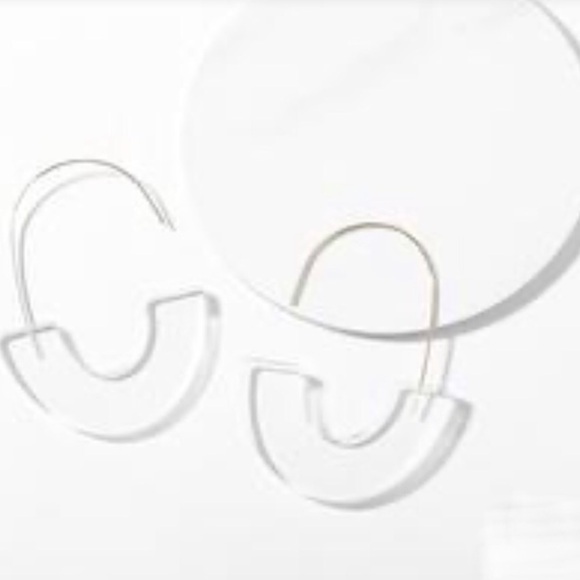 Jewelry - CLEAR “C-shape” earrings 🛍